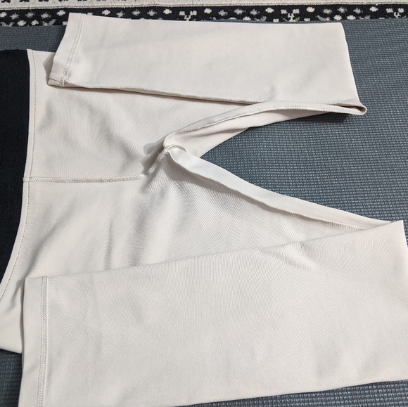 💰SOLD!!!💰BCBGMaxAzria Cream Mason Leggings - Picture 4 of 10